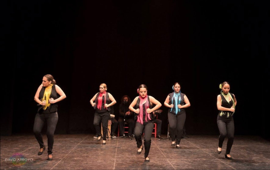 Baile con mantones de colores